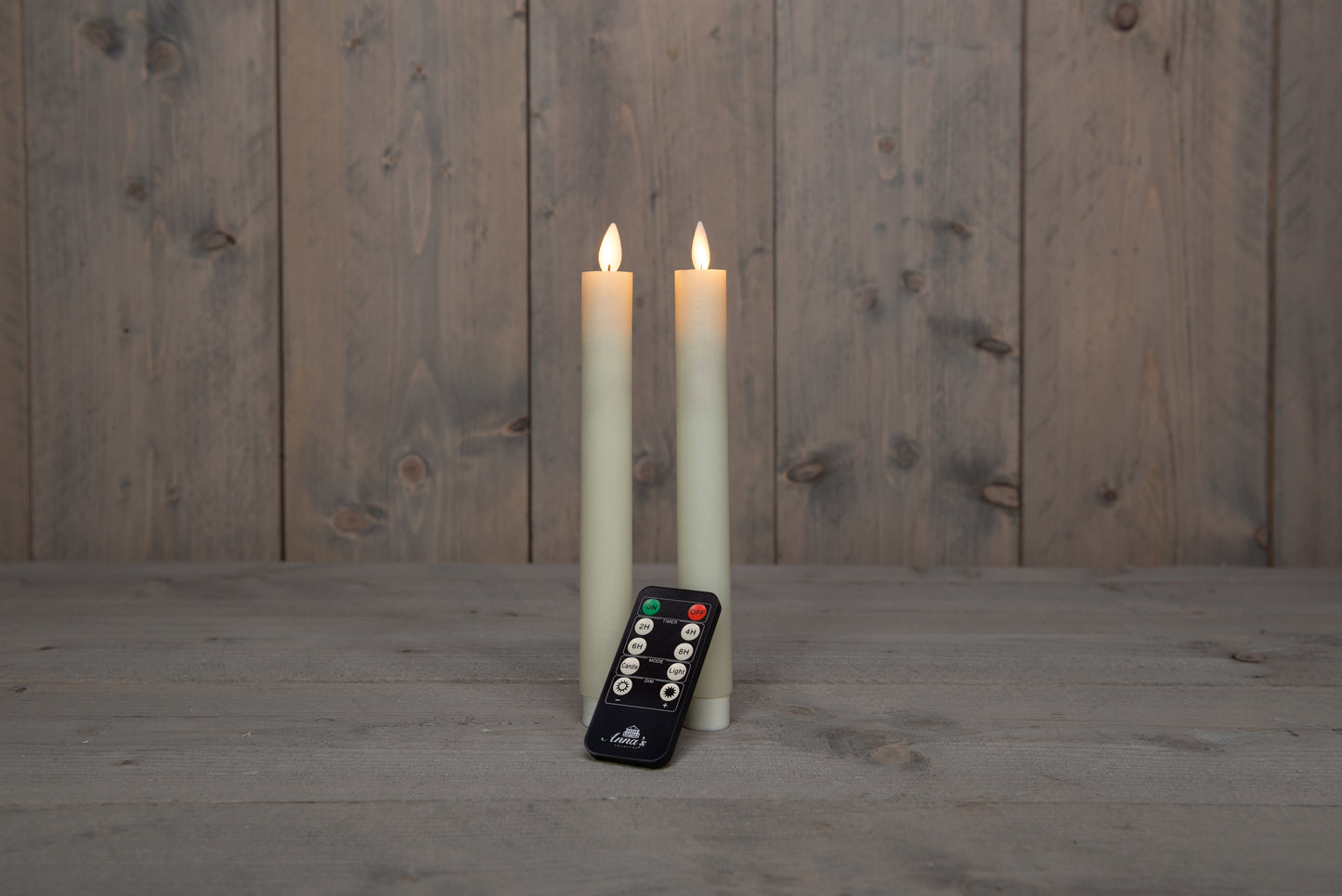 2 velas LED sin llama, color marfil, funcionan con pilas y mando a distancia.