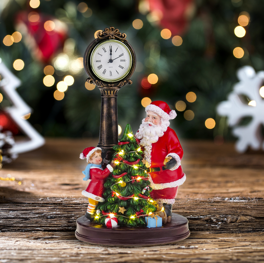 Papá Noel y niño decorando el árbol de Navidad.