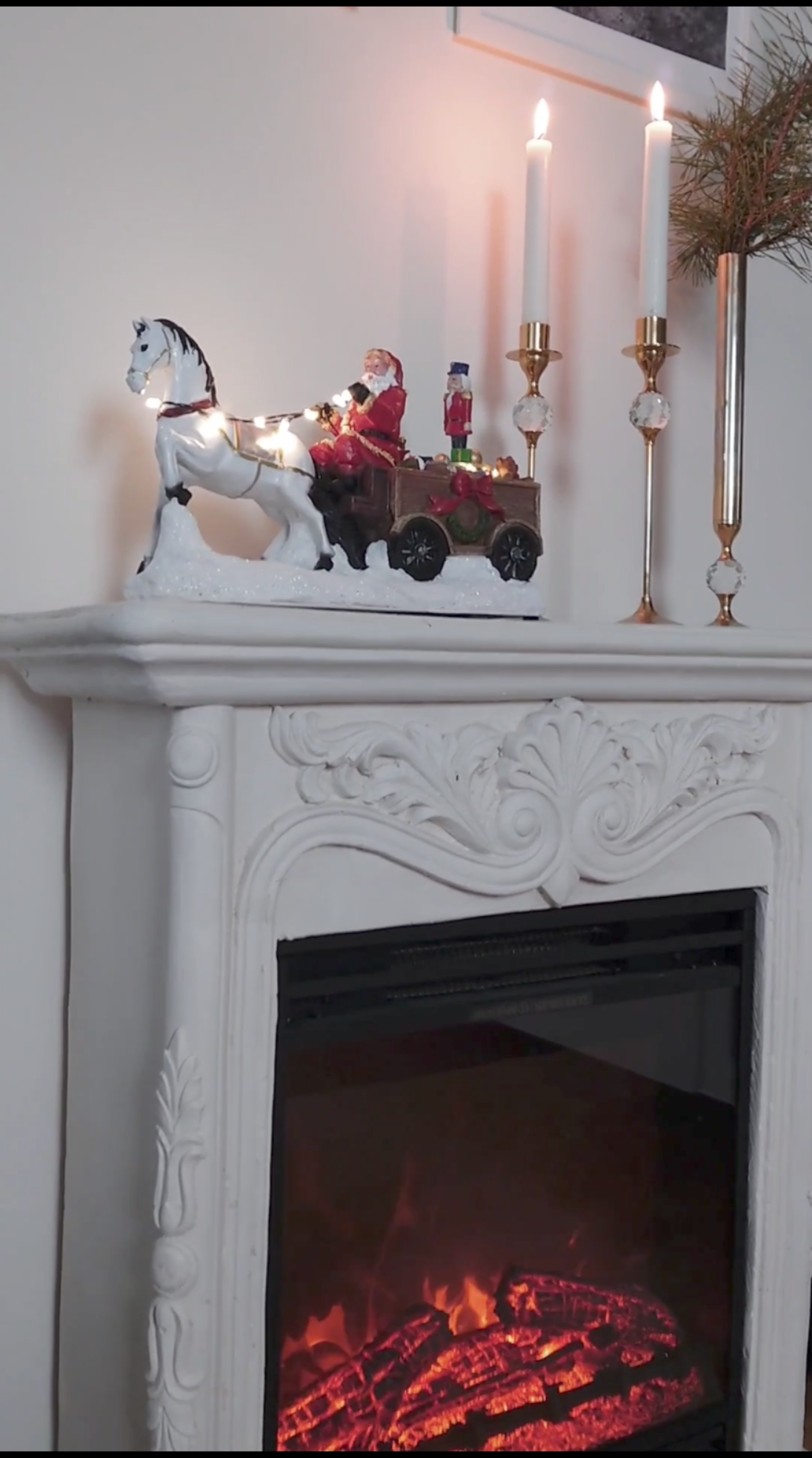 Papá Noel con caballo blanco, carreta y cascanueces giratorios.